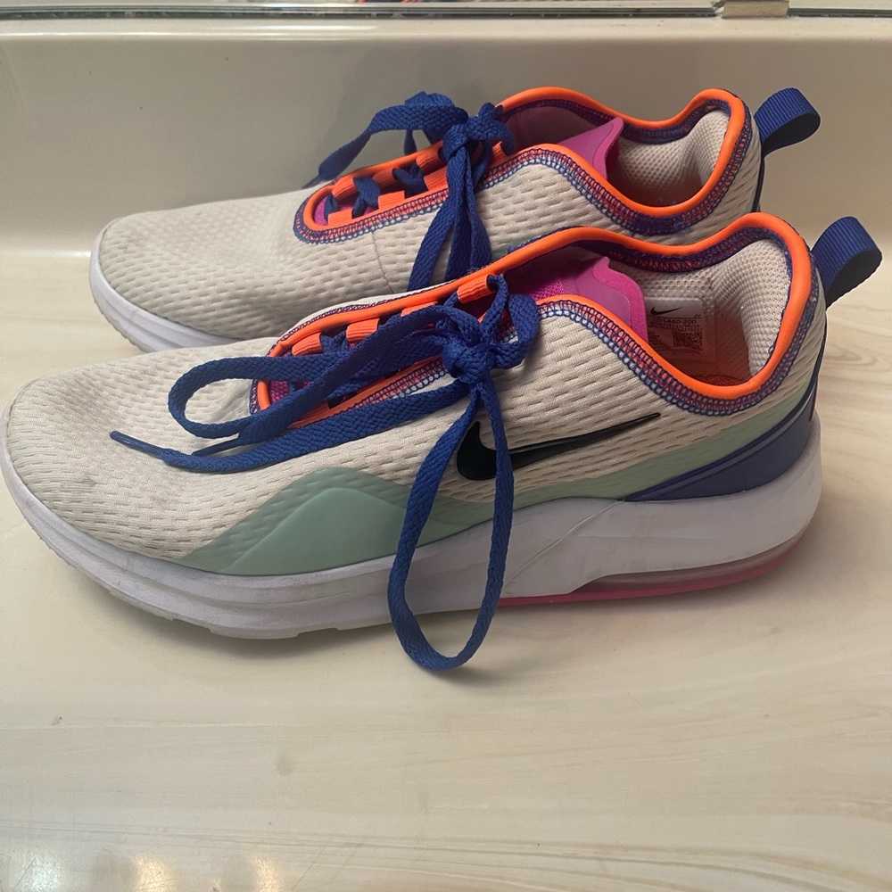 Nike sneakers gently used condition Size 8!